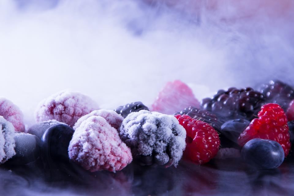 Gefrorene Himbeeren, Brombeeren und Heidelbeeren mit Raureif
